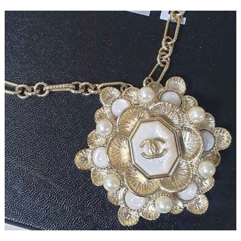 Colliers et pendentifs Chanel Camélia 